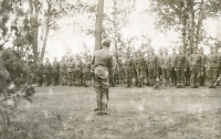 Seřazení vojáci rakousko-uherské armády, mezi nimi je někde otec Zdenky Pospíšilové Josef Vyskočil, fotografie z let 1914–1916