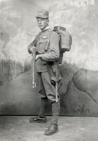 Otec Zdenky Pospíšilové Josef Vyskočil jako dvacetiletý voják rakousko-uherské armády, fotografie z let 1914–1916