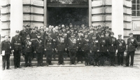 Hromadná fotografie armádních důstojníků před budovou Obchodní a živnostenské komory v Opavě někdy z období první republiky