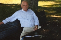 Horst Schmidt v roce 2005 odpočívá při procházce kolem svého domova