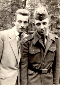 Horst Schmidt (v uniformě) s kamarádem Jiřím Bartlem v květnu 1962