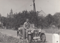 Otec pamětníka se svým vozem Aero 1000, Bouzov v 60. letech