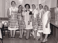 Hildegarda Stříbrná (první zleva) kolegyněmi ve školní jídelně, Kobeřice, 70. léta