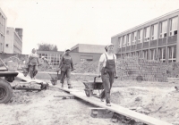 Stavba školní jídelny v Kobeřicích, pamětnice na fotografii vepředu, 1975