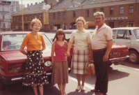 Se sestřenicí Lischen Kneip z Lucemburska na výletě v Opavě, 80. léta