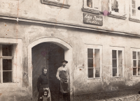 Praděda s prababičkou v Ostrově, Dlouhá ulice 1908