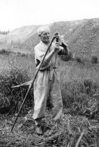 Dědeček pamětníka v Zálesí, za ním haldy z uranových dolů, 50. léta