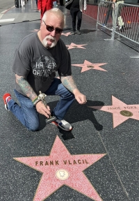 František Vláčil na chodníku slávy v Hollywoodu v létě 2023. Hvězdu se svým jménem si nechal vyrobit u prodejce atrakcí za 30 dolarů. Ani jeho jmenovec, režisér František Vláčil, ani žádný jiný Čech na chodníku slávy hollywoodských hvězd své jméno nemá.