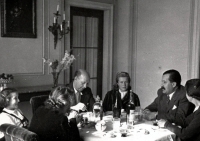Rodinná sešlost u příležitosti padesátých narozenin Jana Šebelíka (J. Šebelík vlevo, po jeho levici dcera Alexandra, Jana Bobková zády k objektivu)