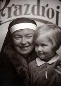 Jana Bobková (Šebelíková) se zdravotní sestrou, která se starala o její mladší sestru, 1929–1930