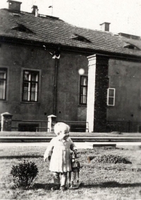 Jana Šebelíková-Bobková v areálu pivovaru Prazdroj, 1928