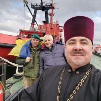 Požehnání pátrací a záchranné lodi Sapphire. Kaplani Alexandr Čokov, Leonid Bolgarov, Vasilij Virozub (zleva doprava). Oděsa, únor 2023