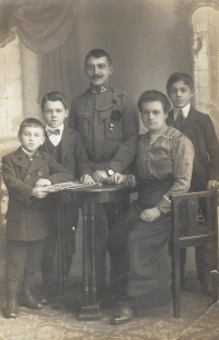 Rodina Heleny Svobodové (zleva: prastrýc Otto, prastrýc Wilhelm, praděda Emil, prababička Anna a děda Emil)