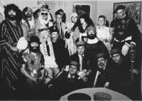 Horní řada (stojící, zleva): Radek Pilař, Ctirad Stehlík, Adolf Born, Mirek Bursík, Jaroslava Pešicová, Emma Bornová, Eva Natus-Šalamounová, František Dvořák. Prostřední řada (sedící, zleva): Jiří Lípa, Helena Herčíková, Jiří Bouda, Tomáš Svoboda. Spodní řada (čtyři muzikanti Grafičanky s čepicemi, zleva): Jiří Anderle, Vladimír Suchánek, Jaroslav Hořánek, Jiří Slíva