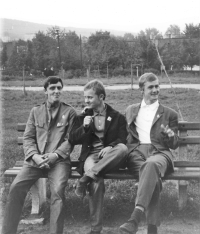 Uprostřed přítel E. Orthofer z doby středošk. studií, architekt Vladislav Wicherek, Zlín roku 1968