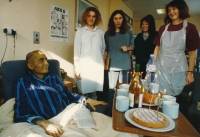 Roman Včelák v nemocnici v Londýně, kde mu lékaři transplantovali kostní dřeň, 1993