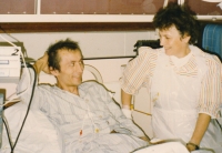 Roman Včelák v nemocnici v Londýně, kde mu lékaři transplantovali kostní dřeň, 1993