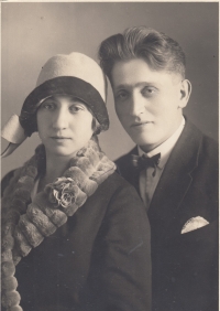 Rodiče pamětnice, Anna Sittová a Vilém Medlík, 1927