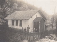 Česká škola ve strážním domku, kterou založil otec pamětnice, 1927