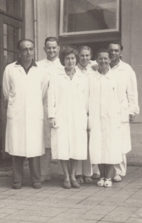 MUDr. Blanka Pálková (uprostřed) s kolegy v šumperském sanatoriu, 1956