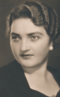 Maminka Lídy Engelové Ludmila, 30. léta 20. století