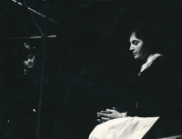 Lída Engelová (vpravo) s Jenem Přeučilem, Divadlo Na zábradlí, 1966