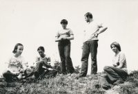 Jan Rabiňák (první zleva) na Ronově u Kravař se skupinou křesťanské mládeže, srpen 1980
