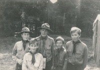 Jan Rabiňák (chlapec vpředu) na skautském táboře v Moldavě, srpen 1970