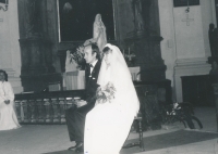 Jan Rabiňák při svatbě s manželkou Ivanou, rozenou Tomanovou, 18. května 1985, bazilika sv. Markéty na Břevnově