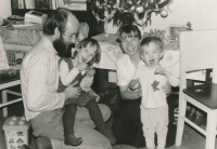 Jan Rabiňák s manželkou a dětmi, Vánoce 1989