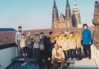 Jan Rabiňák (vpředu vpravo) se skautským oddílem Jelenů na návštěvě u biskupa Karla Herbsta (vpředu vlevo) na střeše arcibiskupského paláce, cca 2004 