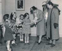 Judis Urbanová (v kostkovaných šatech s medvídkem v ruce) s Hanou Benešovou a manželkou velvyslance Spojených států amerických Laurence Steinhardta, 1947