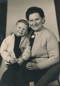 Teta Regina Heitmann, která Judis Urbanovou umístila do starobince, cca 1944