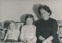 Ely Leinerová s dcerou Judis Urbanové Zuzanou (první zleva) a svou dcerou Soňou (druhá zleva), cca 1965