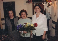 Judis Urbanová (vlevo) s nevlastní sestrou Soňou Pávkovou (vpravo) a adoptivní matkou Ely Leinerovou, 2005