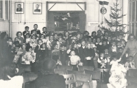 Matka Daniela Fajfra Jiřina Fajfrová (zcela vpravo) s dětmi v nedělní škole v Církvi bratrské, 1949