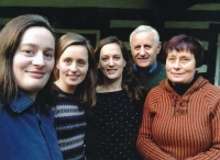 Daniel Fajfr s rodinou. Zleva dcery Ráchel, Olga, Doris, Daniel Fajfr a jeho manželka Jana Fajfrová, 2015
