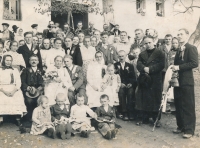 Vpředu druhá zprava sedí malá Amálie, tradiční svatební veselka na Šumici, 40. léta