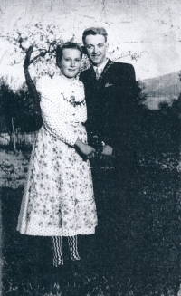 Amálie a její nastávající manžel těsně před svatbou, 50. léta