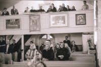 Mše svatá v římskokatolickém kostele v Šumici. Fotografie pořízena účastníky fotokurzu Jindřicha Štreita, 2017