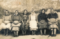 Ženy ze Šumice, třetí zleva Amálie Jakubovská