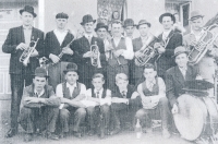Muzikanti ze Šumice, uprostřed v bílé košili s klarinetem manžel Jan