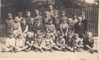Karel Jedlinský (prostřední řada, druhý zleva) v první třídě, Pardubice, 1946