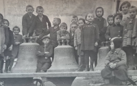 Děti se zvony zabavenými pro účely zbrojního průmyslu, duben 1942