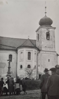 Spouštění zvonů z věží kostela zabavených za války pro účely zbrojního průmyslu, duben 1942