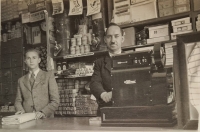 Eduard Popelák s pomocníkem ve svém obchodě