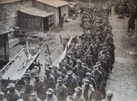 Zajatí němečtí vojáci shromáždění na dvoře Hublíkova pekařství na jaře 1945