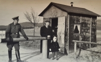 Dagmar Popeláková s tatínkem na procházce u strážní boudy na hranicích mezi protektorátem a Německem, která se nacházela mezi Jaroměřicemi a Biskupicemi