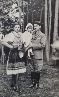 Malá Alena Popeláková s tatínkem a sestřenicí Zdeňkou Jedličkovou