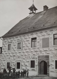 Jaroměřický zámek zkonfiskovaný Thurn-Taxisům, v popředí děti ze školky, která tam byla krátce poté zřízena a v budově sídlí dodnes